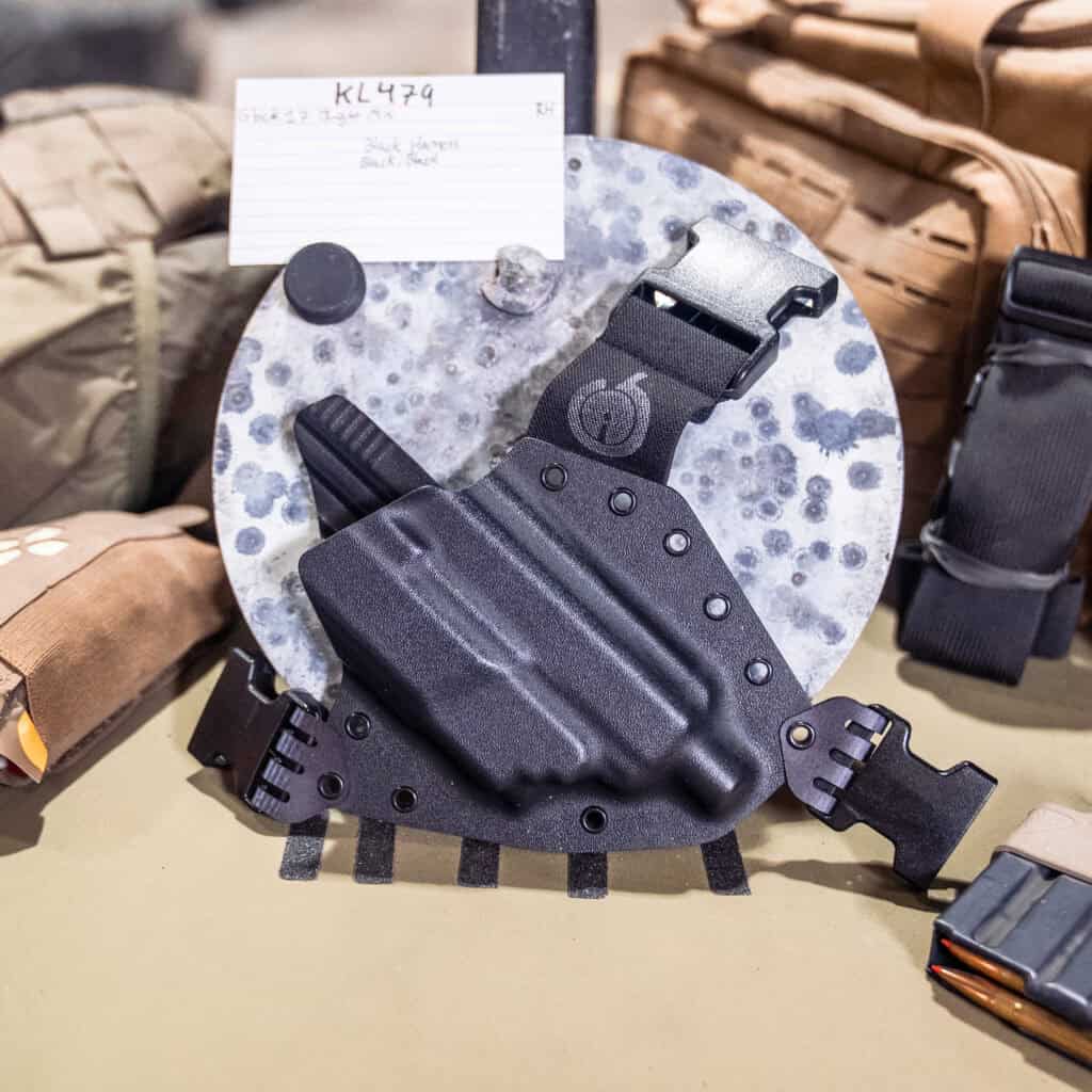 GLOCK 17| OLIGHT MINI| Black/BLACK | Righthand | Threaded | Light Bearing Kenai | KL479