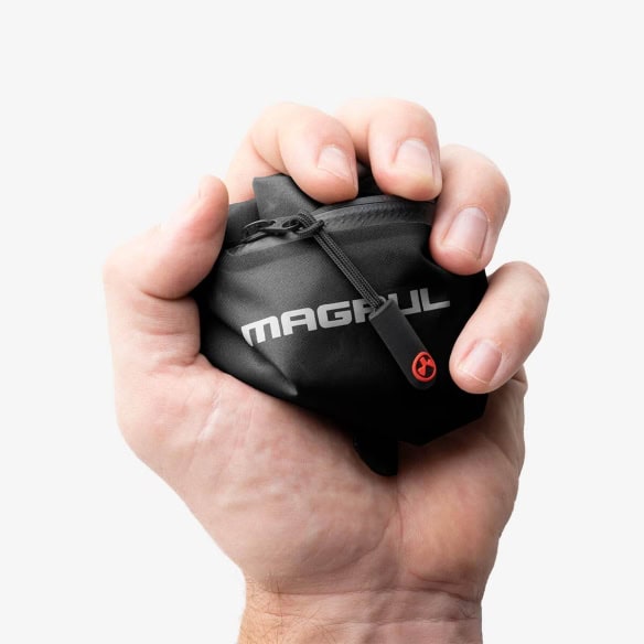 Magpul Daka Lite Small Black in Fist